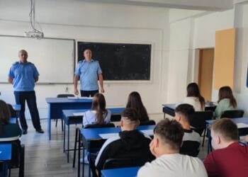 Jandarmii brăileni implicați activ în Programul ”Ora de civilizație” desfășurat în școlile și liceele din municipiu