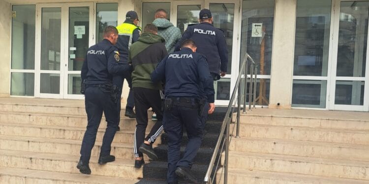 ARESTAȚI PENTRU DISTRUGERE PRIN INCENDIERE