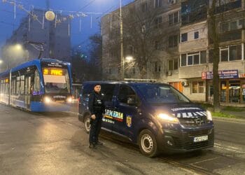 Intervenția jandarmilor în cazul unui tramvai cu călători care a pornit de pe loc, cu ușile blocate. Vatmanul coborâse să schimbe macazul.