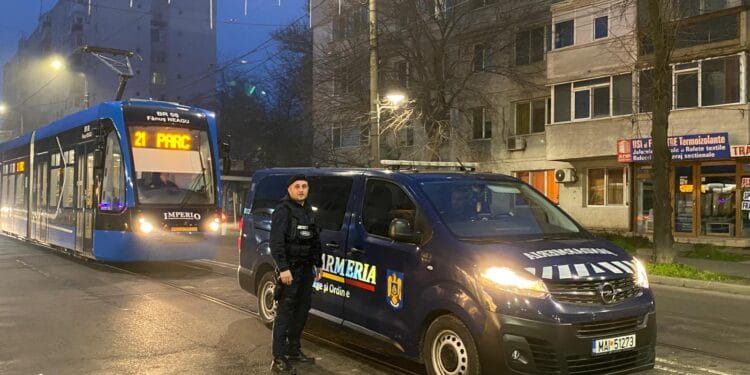 Intervenția jandarmilor în cazul unui tramvai cu călători care a pornit de pe loc, cu ușile blocate. Vatmanul coborâse să schimbe macazul.