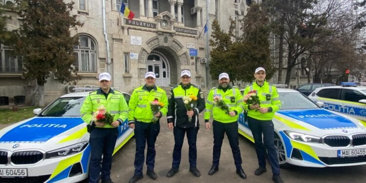 FLORI CE AU CULES ZÂMBETE PARTICIPANTELOR LA TRAFIC, DE 1 MARTIE