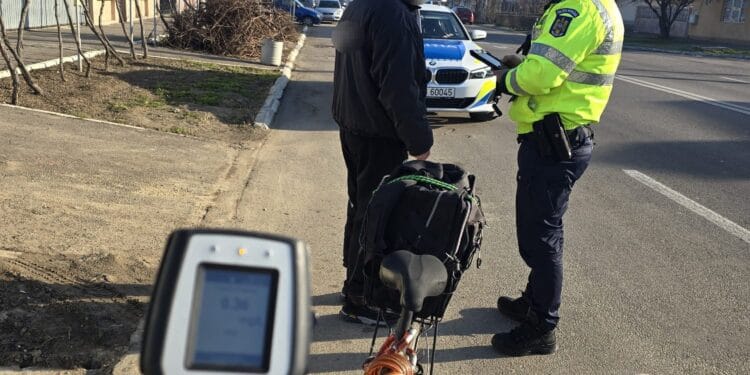 CONDUCĂTORII DE BICICLETE ȘI TROTINETE ELECTRICE VERIFICAȚI DE POLIȚIȘTII BRĂILENI CU PRIVIRE LA RESPECTAREA NORMELOR RUTIERE