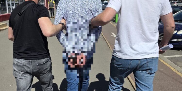 MANDAT DE ARESTARE PREVENTIVĂ PUS ÎN APLICARE DE POLIȚIȘTI