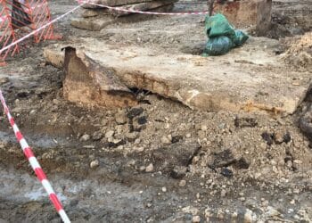 Cele două rezervoare sunt pline cu păcurina amestecate cu apă