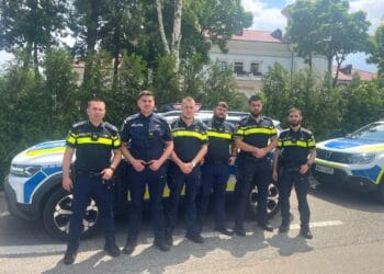 O fetiță de 11 ani, salvată de polițiști dintr-un apartament cuprins de fum, în Brăila