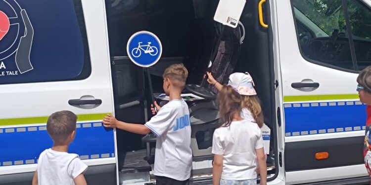 Activitate de educație rutieră desfășurată de polițiștii Serviciului Rutier în cadrul Școlii de Vară