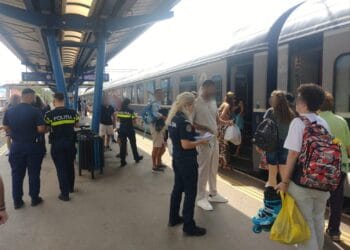 SELFIE-UL PE TREN NU IA LIKE-URI, IA VIEȚI