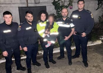 O minoră, aflată singură pe stradă, a fost identificată și încredințată familiei, cu sprijinul unui cetățean responsabil