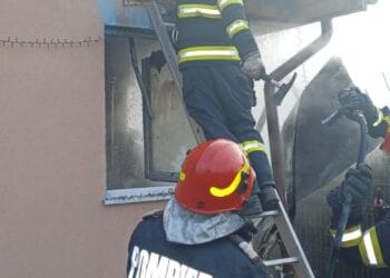 Incendiu la o locuință