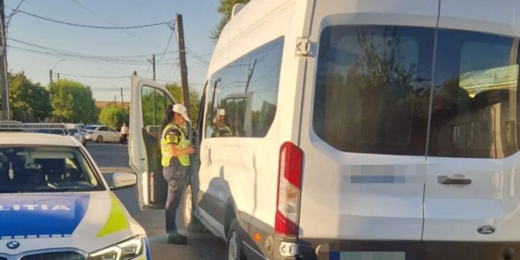 ȘOFER DE MICROBUZ ȘCOLAR, DEPISTAT SUB INFLUENȚA BĂUTURILOR ALCOOLICE DE CĂTRE POLIȚIȘTII BRĂILENI.