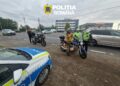 *ACȚIUNE PENTRU REDUCEREA RISCULUI RUTIER, DESFĂȘURATĂ PE RAZA ORAȘULUI IANCA*  La data de 18 octombrie a.c., în intervalul orar 15:00–22:00, polițiștii din cadrul Serviciului Rutier au desfășurat o acțiune pentru reducerea riscului rutier, pe raza orașului Ianca, având în vedere evenimentele rutiere înregistrate în primele nouă luni ale anului 2026.  📑În urma activităților, au fost aplicate 41 de sancțiuni contravenționale, dintre care 40 pentru încălcarea prevederilor O.U.G. nr. 195/2002 privind circulația pe drumurile publice și una pentru nerespectarea prevederilor O.G. nr. 37/2007, *în valoare toatală de peste 10.700 de lei*.  Din totalul sancțiunilor aplicate pentru abateri la regimul circulației, 23 au vizat nerespectarea regimului legal de viteză, 3 au fost aplicate pentru neportul centurii de siguranță, 10 pentru abateri săvârșite de bicicliști, iar 4 pentru alte încălcări ale normelor rutiere.  Totodată, polițiștii au reținut un permis de conducere pentru depășirea cu peste 50 km/h a limitei legale de viteză și un certificat de înmatriculare.  ‼️Astfel de acțiuni vor continua și în perioada următoare, în vederea prevenirii accidentelor rutiere, a creșterii gradului de siguranță pe drumurile publice și a responsabilizării tuturor participanților la trafic.