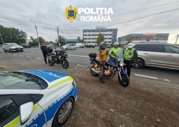 *ACȚIUNE PENTRU REDUCEREA RISCULUI RUTIER, DESFĂȘURATĂ PE RAZA ORAȘULUI IANCA* La data de 18 octombrie a.c., în intervalul orar 15:00–22:00, polițiștii din cadrul Serviciului Rutier au desfășurat o acțiune pentru reducerea riscului rutier, pe raza orașului Ianca, având în vedere evenimentele rutiere înregistrate în primele nouă luni ale anului 2026. 📑În urma activităților, au fost aplicate 41 de sancțiuni contravenționale, dintre care 40 pentru încălcarea prevederilor O.U.G. nr. 195/2002 privind circulația pe drumurile publice și una pentru nerespectarea prevederilor O.G. nr. 37/2007, *în valoare toatală de peste 10.700 de lei*. Din totalul sancțiunilor aplicate pentru abateri la regimul circulației, 23 au vizat nerespectarea regimului legal de viteză, 3 au fost aplicate pentru neportul centurii de siguranță, 10 pentru abateri săvârșite de bicicliști, iar 4 pentru alte încălcări ale normelor rutiere. Totodată, polițiștii au reținut un permis de conducere pentru depășirea cu peste 50 km/h a limitei legale de viteză și un certificat de înmatriculare. ‼️Astfel de acțiuni vor continua și în perioada următoare, în vederea prevenirii accidentelor rutiere, a creșterii gradului de siguranță pe drumurile publice și a responsabilizării tuturor participanților la trafic.