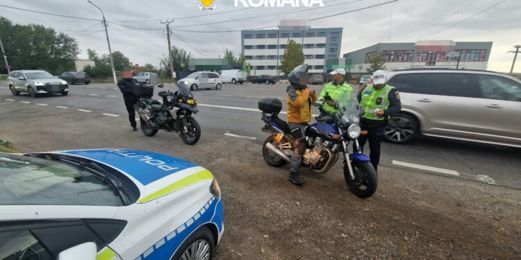 *ACȚIUNE PENTRU REDUCEREA RISCULUI RUTIER, DESFĂȘURATĂ PE RAZA ORAȘULUI IANCA* La data de 18 octombrie a.c., în intervalul orar 15:00–22:00, polițiștii din cadrul Serviciului Rutier au desfășurat o acțiune pentru reducerea riscului rutier, pe raza orașului Ianca, având în vedere evenimentele rutiere înregistrate în primele nouă luni ale anului 2026. 📑În urma activităților, au fost aplicate 41 de sancțiuni contravenționale, dintre care 40 pentru încălcarea prevederilor O.U.G. nr. 195/2002 privind circulația pe drumurile publice și una pentru nerespectarea prevederilor O.G. nr. 37/2007, *în valoare toatală de peste 10.700 de lei*. Din totalul sancțiunilor aplicate pentru abateri la regimul circulației, 23 au vizat nerespectarea regimului legal de viteză, 3 au fost aplicate pentru neportul centurii de siguranță, 10 pentru abateri săvârșite de bicicliști, iar 4 pentru alte încălcări ale normelor rutiere. Totodată, polițiștii au reținut un permis de conducere pentru depășirea cu peste 50 km/h a limitei legale de viteză și un certificat de înmatriculare. ‼️Astfel de acțiuni vor continua și în perioada următoare, în vederea prevenirii accidentelor rutiere, a creșterii gradului de siguranță pe drumurile publice și a responsabilizării tuturor participanților la trafic.